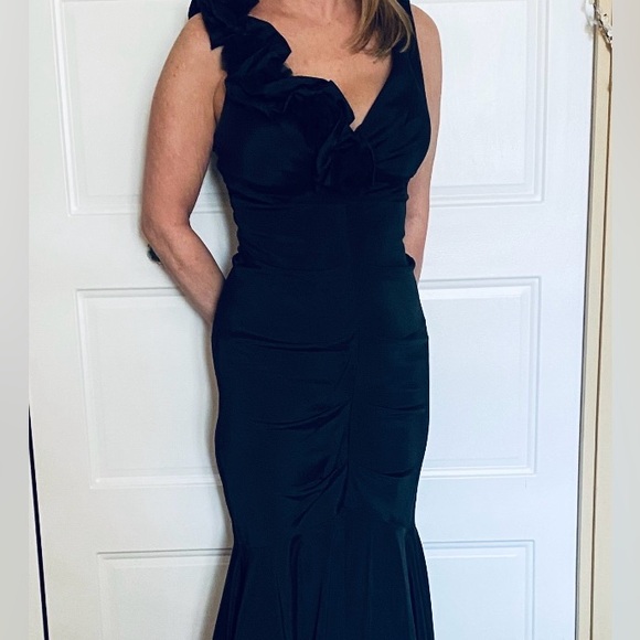 Black Ruched Mermaid Gown - Picture 4 of 8